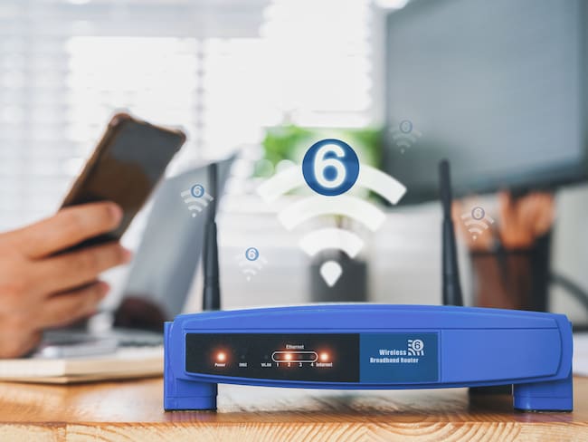 Persona verificando la velocidad de su Internet mediante conexión a wifi (GettyImages)