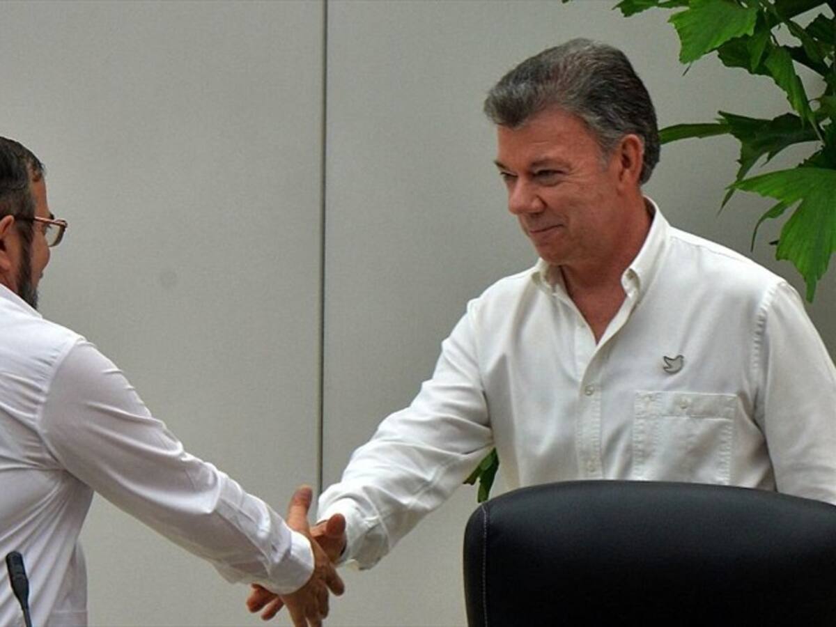 Santos y Rodrigo Londoño se reencuentran en París en el Foro Mundial por la Paz