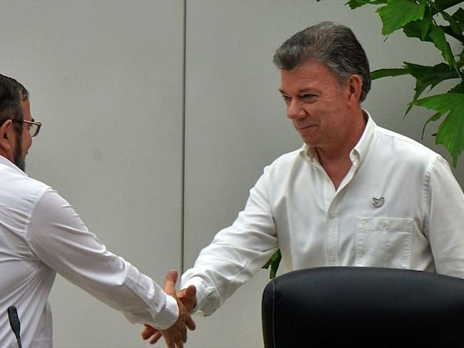 El expresidente de Colombia y el excomandante de las Farc manifestaron su optimismo frente a la implementación del acuerdo de paz, cinco años después de su firma. Foto: ADALBERTO ROQUE/AFP via Getty Images
