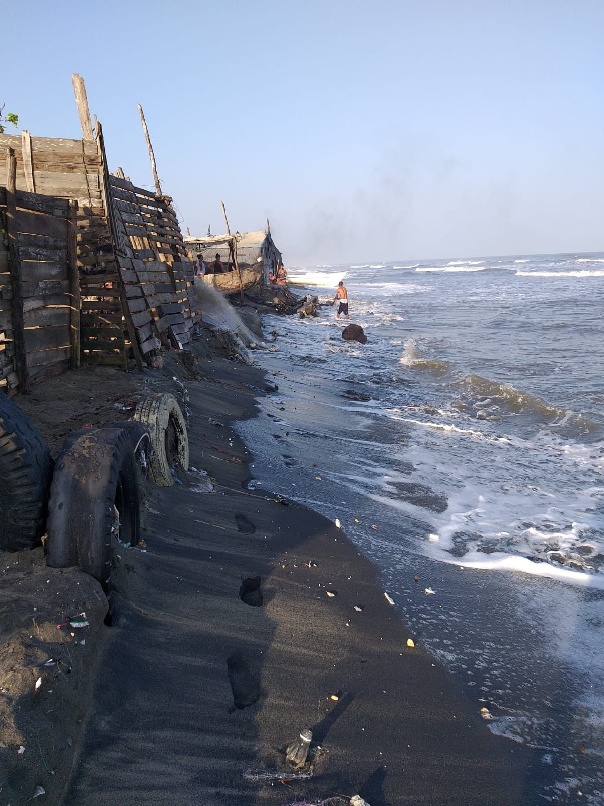Erosión costera afecta algunas viviendas/ Enrique Maldonado.