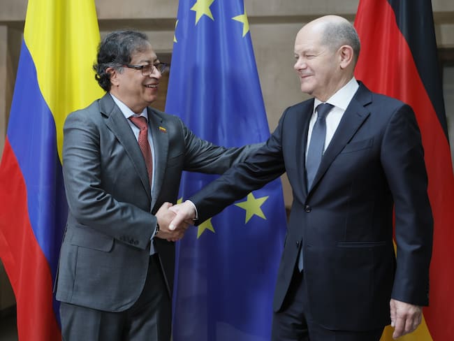 Munich (Germany), 17/02/2024.- German Chancellor Olaf Scholz (R) and Colombian President Gustavo Petro shake hands as they pose for media during bilateral talks at the &#039;Bayerischer Hof&#039; hotel, the venue of the 60th Munich Security Conference (MSC), in Munich, Germany, 17 February 2024.More than 500 high-level international decision-makers meet at the 60th Munich Security Conference in Munich during their annual meeting from 16 to 18 February 2024 to discuss global security issues. (Alemania) EFE/EPA/RONALD WITTEK / POOL