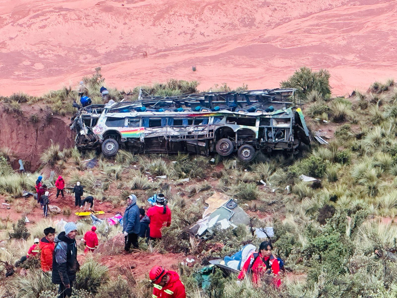 Zona del accidente de un autobús de transporte público. FOTO: EFE/ Fiscalía General de Bolivia 