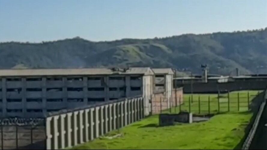 Varios internos se encuentran en los techos del centro penitenciario. Foto: Cortesía