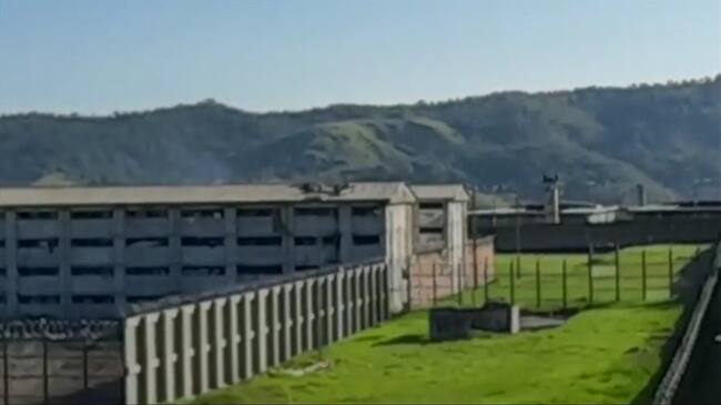 Varios internos se encuentran en los techos del centro penitenciario. Foto: Cortesía