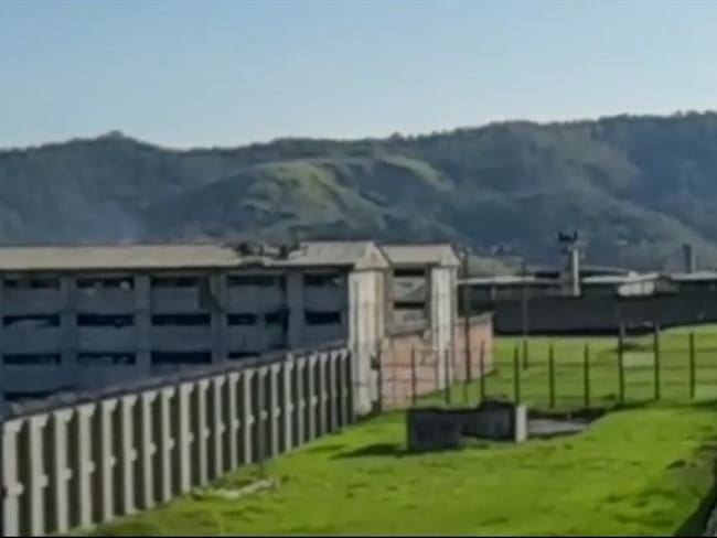 Varios internos se encuentran en los techos del centro penitenciario. Foto: Cortesía