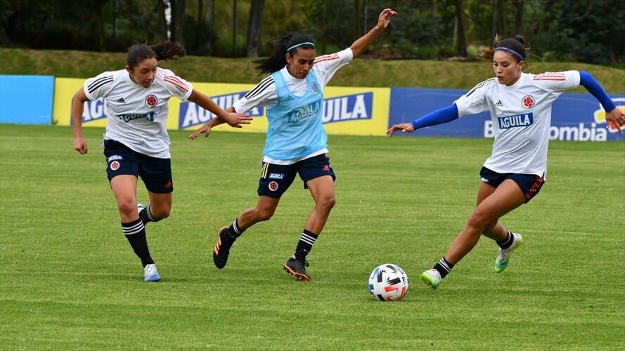 Las futbolistas realizaron trabajos en campo para el reacondicionamiento físico y algunos movimientos tácticos.. Foto: Cortesía: Federación Colombiana de Fútbol