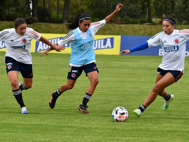 Las futbolistas realizaron trabajos en campo para el reacondicionamiento físico y algunos movimientos tácticos.. Foto: Cortesía: Federación Colombiana de Fútbol