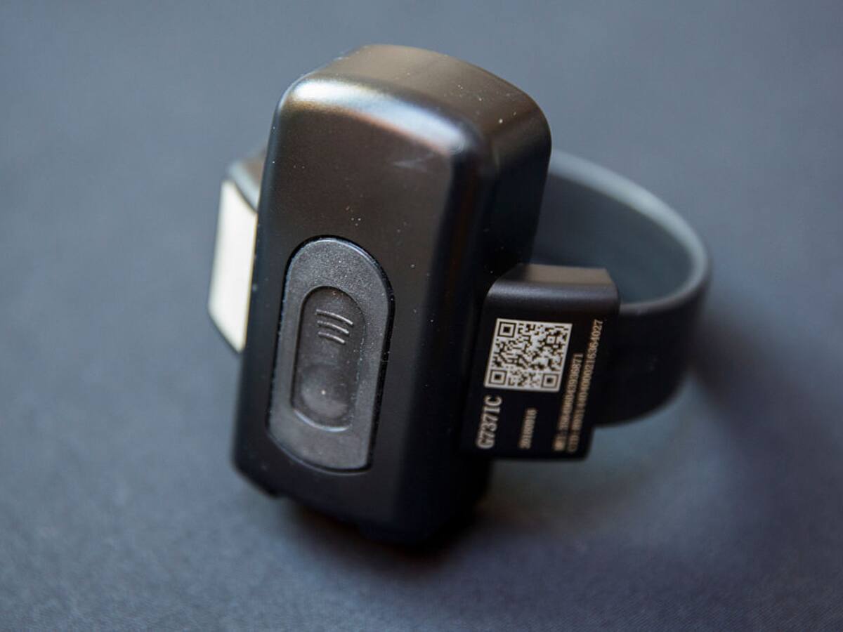 Denuncian irregularidades en contrato de $60.000 millones en brazaletes electrónicos