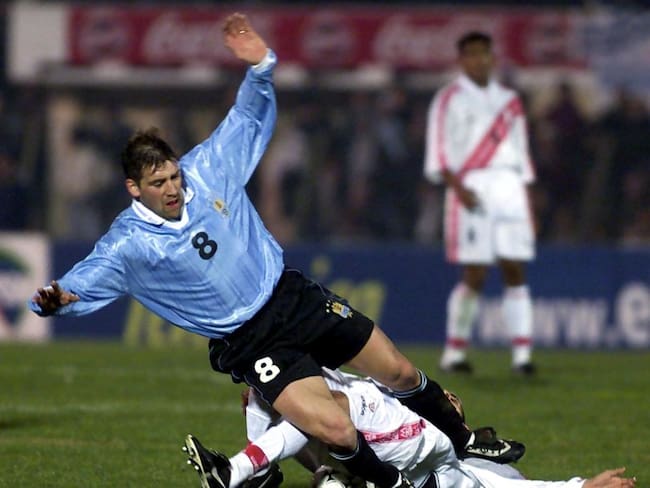 Exfutbolista Fabian O'Neill portando el número 8 con la Selección de Uruguay el 26 de julio del 200 frente a Perú. Foto: ARMANDO SARTOROTTI/AFP via Getty Images