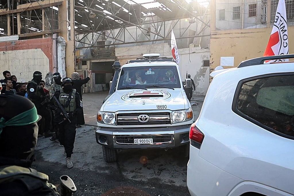 Rehenes de Hamás son liberados. Foto: Khames Alrefi/Anadolu via Getty Images.