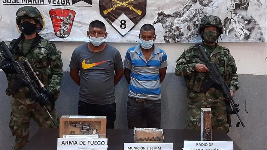 Según la fuerza pública estas personas son alias ‘Vaca’ y alias ‘Avioneta’. Foto: Cortesía Ejército Nacional