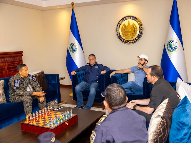 El Presidente de El Salvador, Nayib Bukele, reunido este 28 de mayo de 2023 con su Gabinete de Seguridad. Foto: Twitter Casa Presidencial de El Salvador.