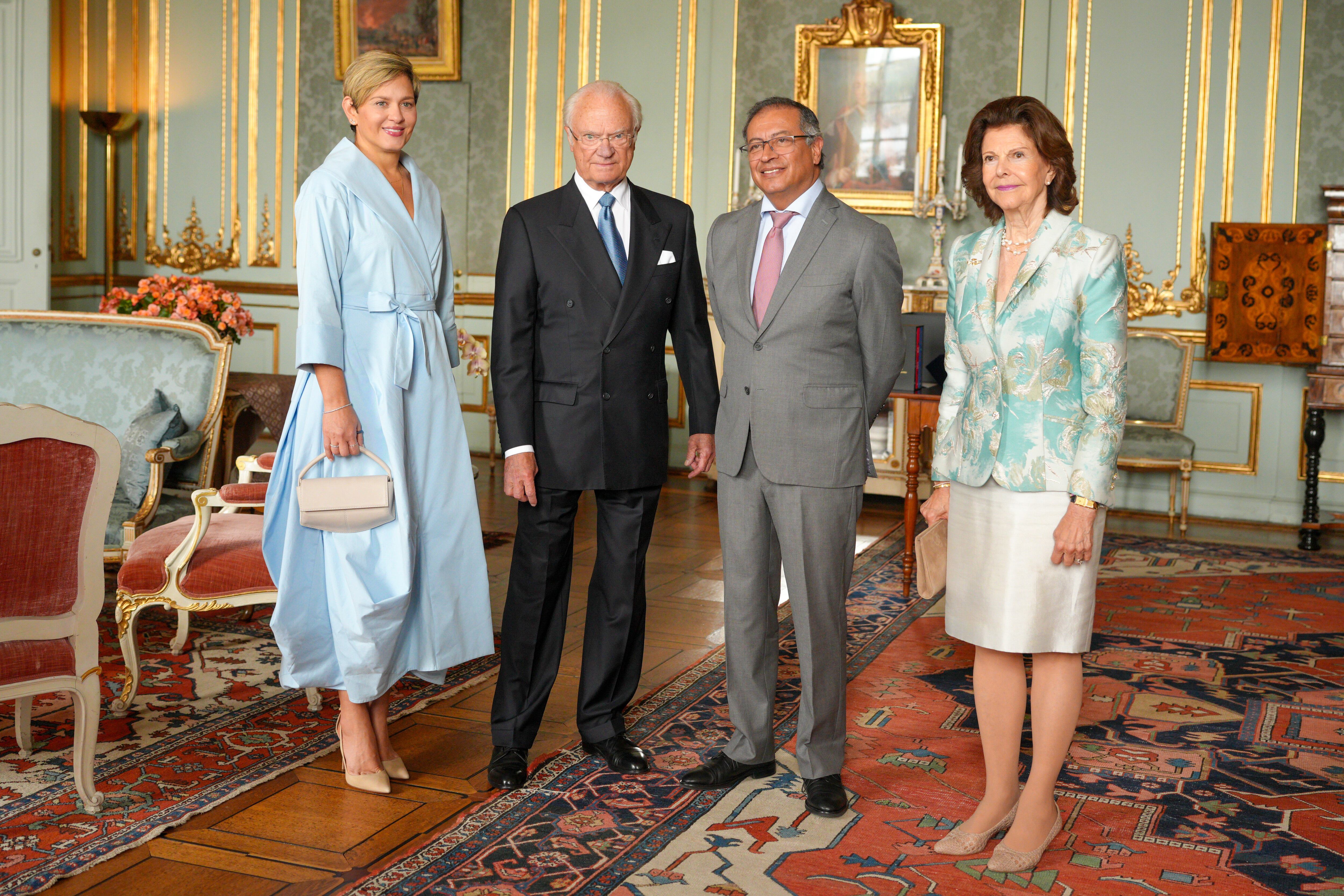El presidente de Colombia, Gustavo Petro (2d), y la primera dama, Verónica Alcocer, almorzaron este jueves en el Palacio Real de Estocolmo junto a los reyes Carlos XVI Gustavo y Silvia de Suecia. EFE