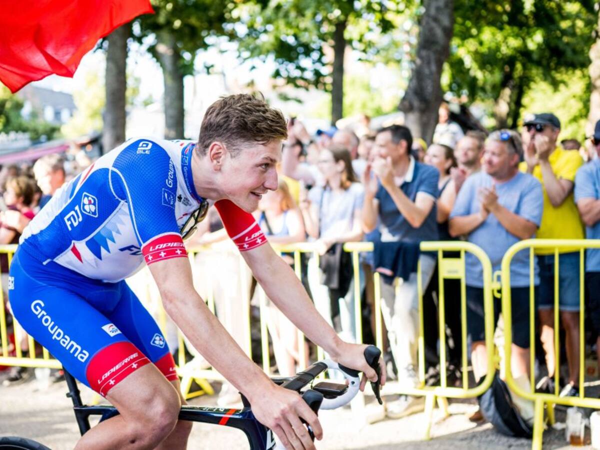 Video: Stefan Küng hizo gesto inadecuado hacia otro corredor en el Tour de Francia