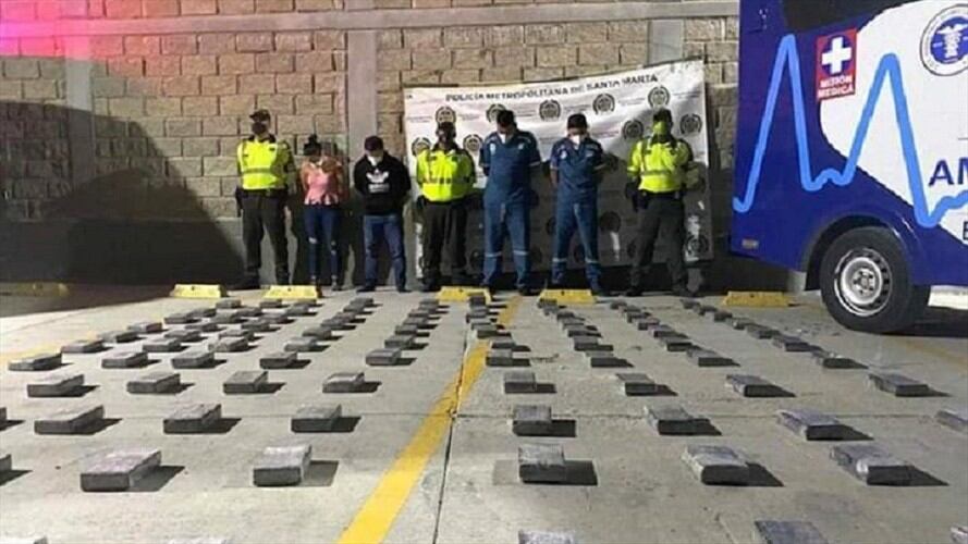 Capturados por transportar 120 kilos de cocaína en una ambulancia. Foto: Cortesía: Policía Metropolitana de Santa Marta