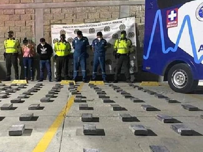 Capturados por transportar 120 kilos de cocaína en una ambulancia. Foto: Cortesía: Policía Metropolitana de Santa Marta