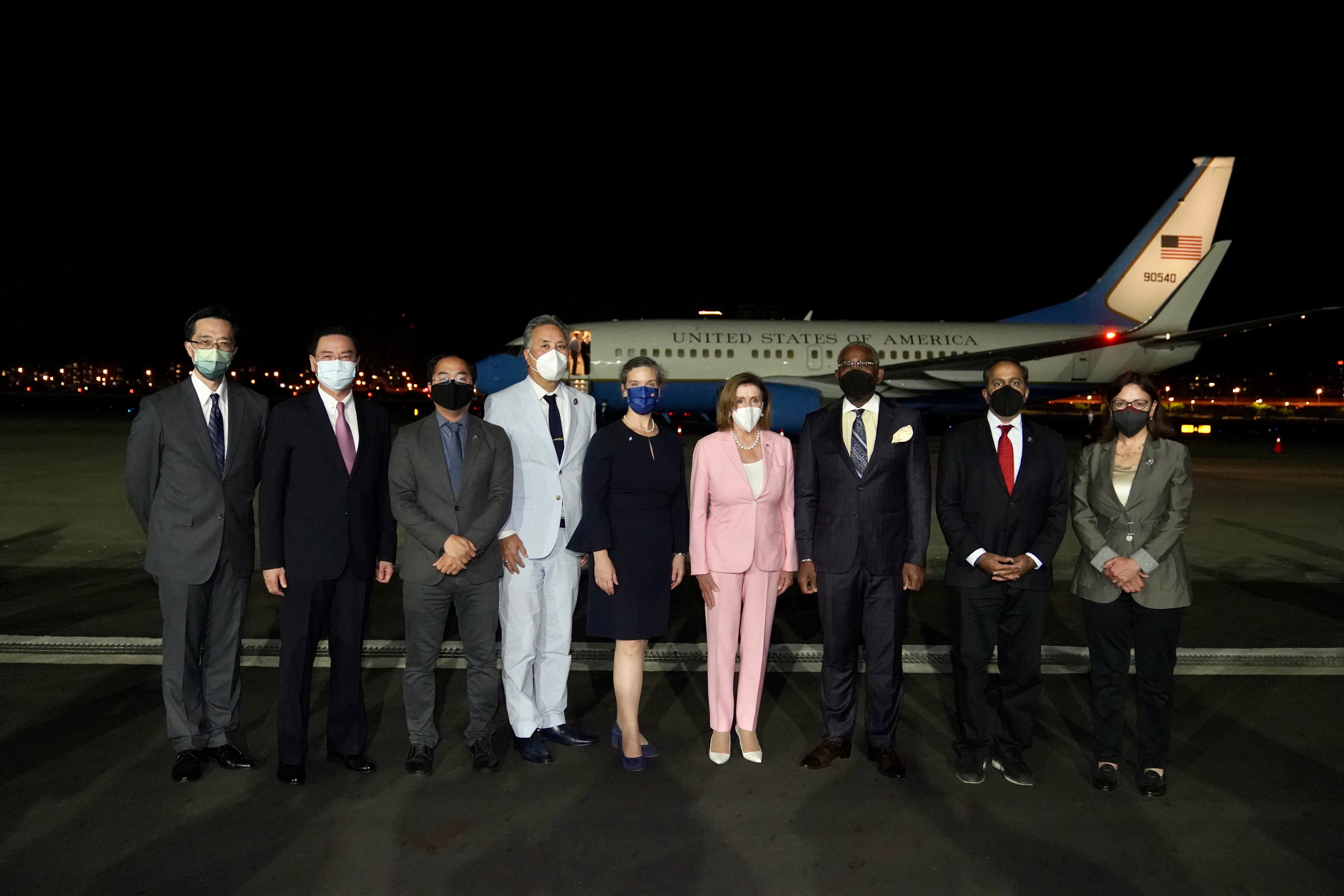 La presidenta de la Cámara de Representantes de EE.UU., Nancy Pelosi, posando para una foto grupal con el Ministro de Relaciones Exteriores de Taiwán, Joseph Wu, y otros funcionarios cuando llega al aeropuerto de Songshan en Taipei, Taiwán, el 2 de agosto de 2022. Foto: EFE/EPA/Taiwan Ministry of Foreign Affairs