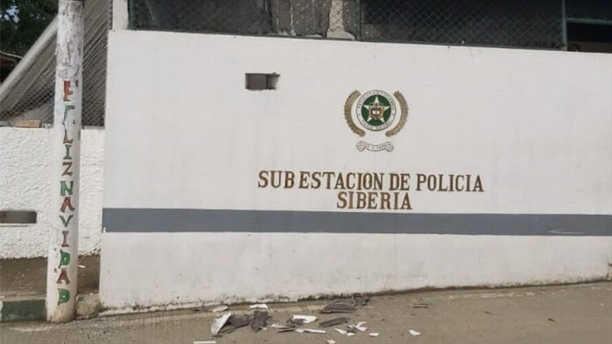 Las autoridades confirmaron que la Subestación sufrió daños en la fachada . Foto: Cortesía