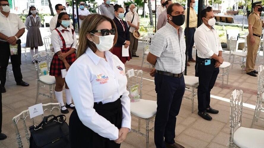 En registros fotográficos se observa a la funcionaria entre los congresistas. Foto: Vicepresidencia de la República
