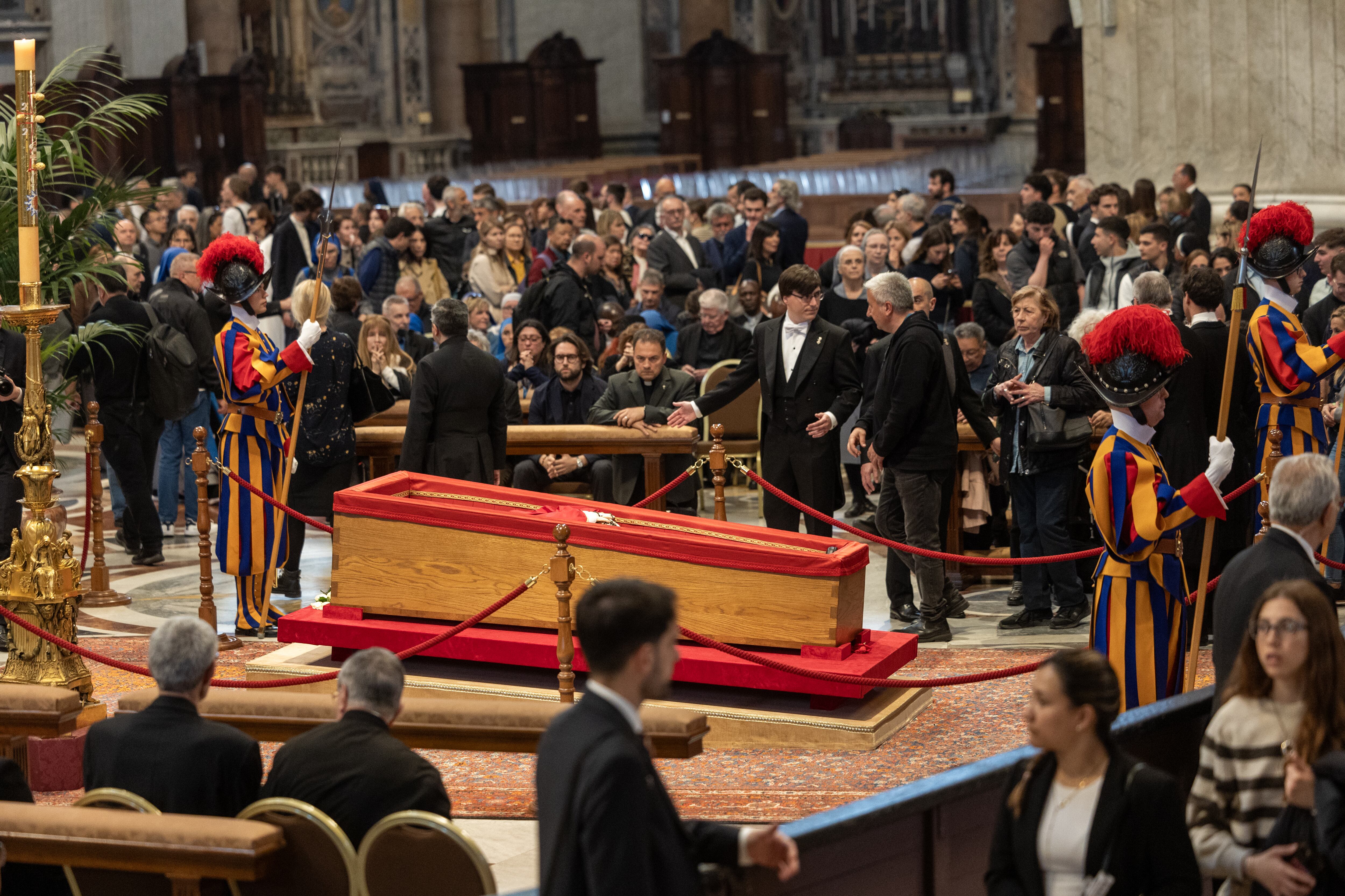 Comenzó la ceremonia de cierre del féretro del papa Francisco