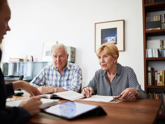 Adultos mayores buscando asesoría para pensionarse (Foto vía GettyImages)