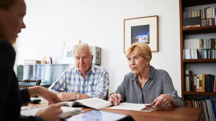 Adultos mayores buscando asesoría para pensionarse (Foto vía GettyImages)