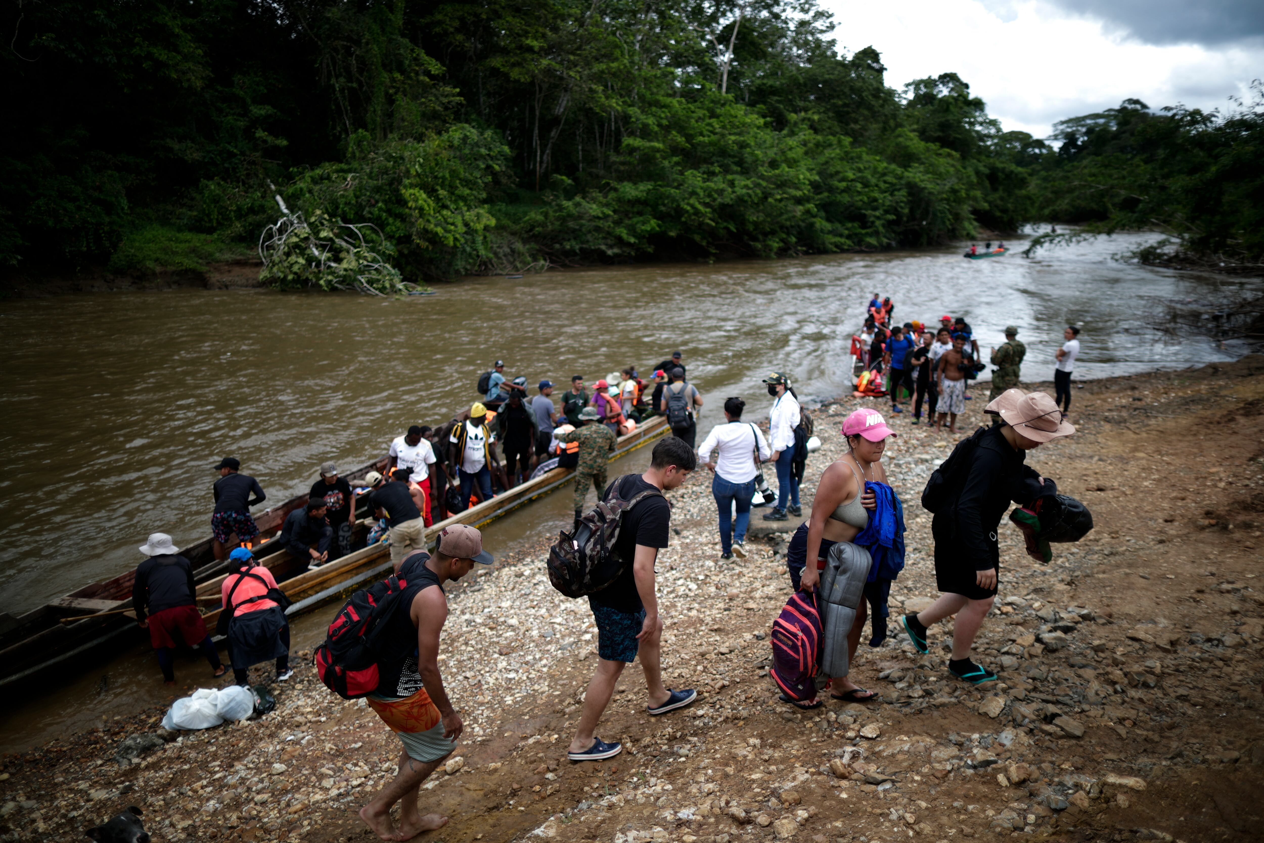 Migrantes cruzan en Darién | Foto: EFE
