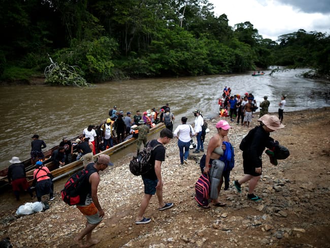 Migrantes bajan de canoas para ser trasladados a una estación de recepción migratoria hoy en Lajas Blancas, Metetí, Darién (Panamá). Foto: EFE.