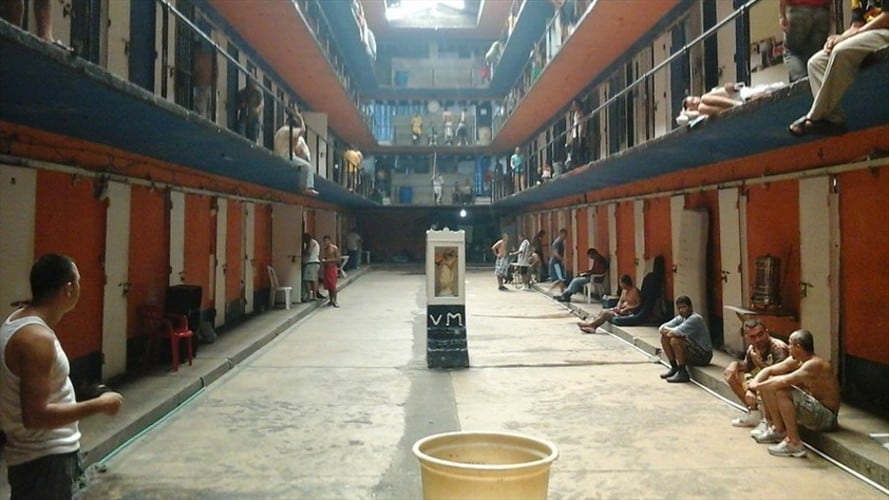 Se incautaron cinco celulares, seis tarjetas Sim y una libreta con información valiosa en el centro penitenciario y carcelario de Ibagué Coiba de Picaleña. Foto: Colprensa