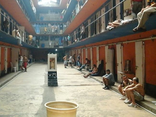 Se incautaron cinco celulares, seis tarjetas Sim y una libreta con información valiosa en el centro penitenciario y carcelario de Ibagué Coiba de Picaleña. Foto: Colprensa