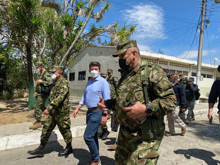 El ministro de Defensa, Diego Molano, arribó en los últimos minutos a Ocaña, Norte de Santander, juntó con la Cúpula Militar y de Policía, para adelantar un consejo de seguridad tras atentado en el Batallón Santander. Foto: Colprensa