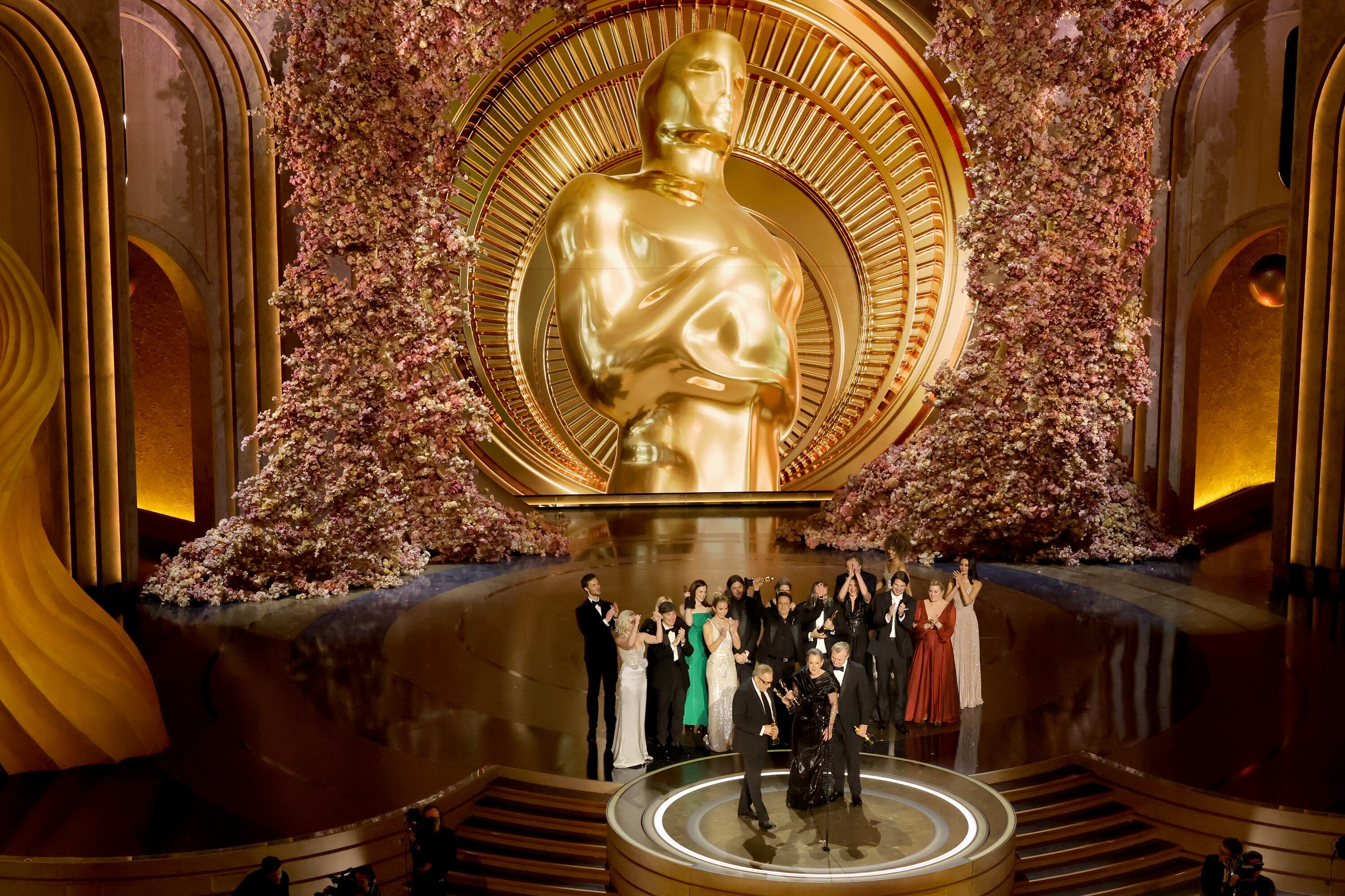 El elenco y el equipo de 'Oppenheimer' aceptan el Oscar a Mejor Película en el escenario de la 96ª edición de los Premios de la Academia, en el Dolby Theatre, el 10 de marzo de 2024, en Hollywood, California. Getty Images