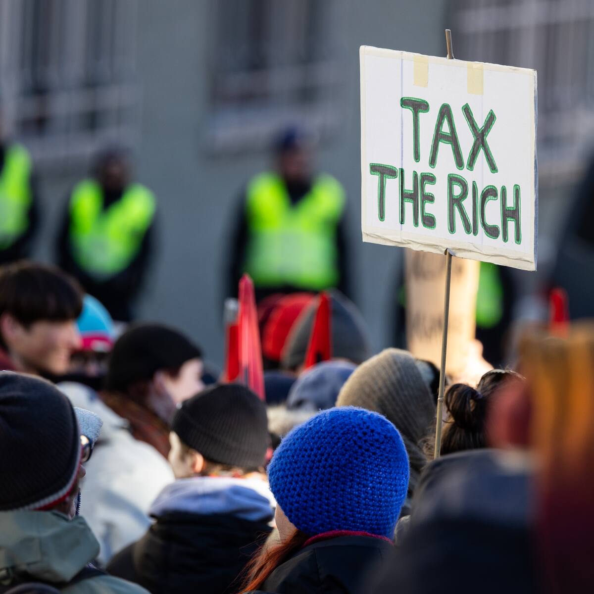 Oxfam advierte que la riqueza de los millonarios creció en 2024 tres veces más rápido que en 2023