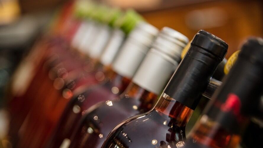 En temporada navideña muchos padres le permiten el consumo de alcohol a sus hijos, pero esta decisión podría acarrear perjuicios para su salud física y emocional.. Foto: Getty Images