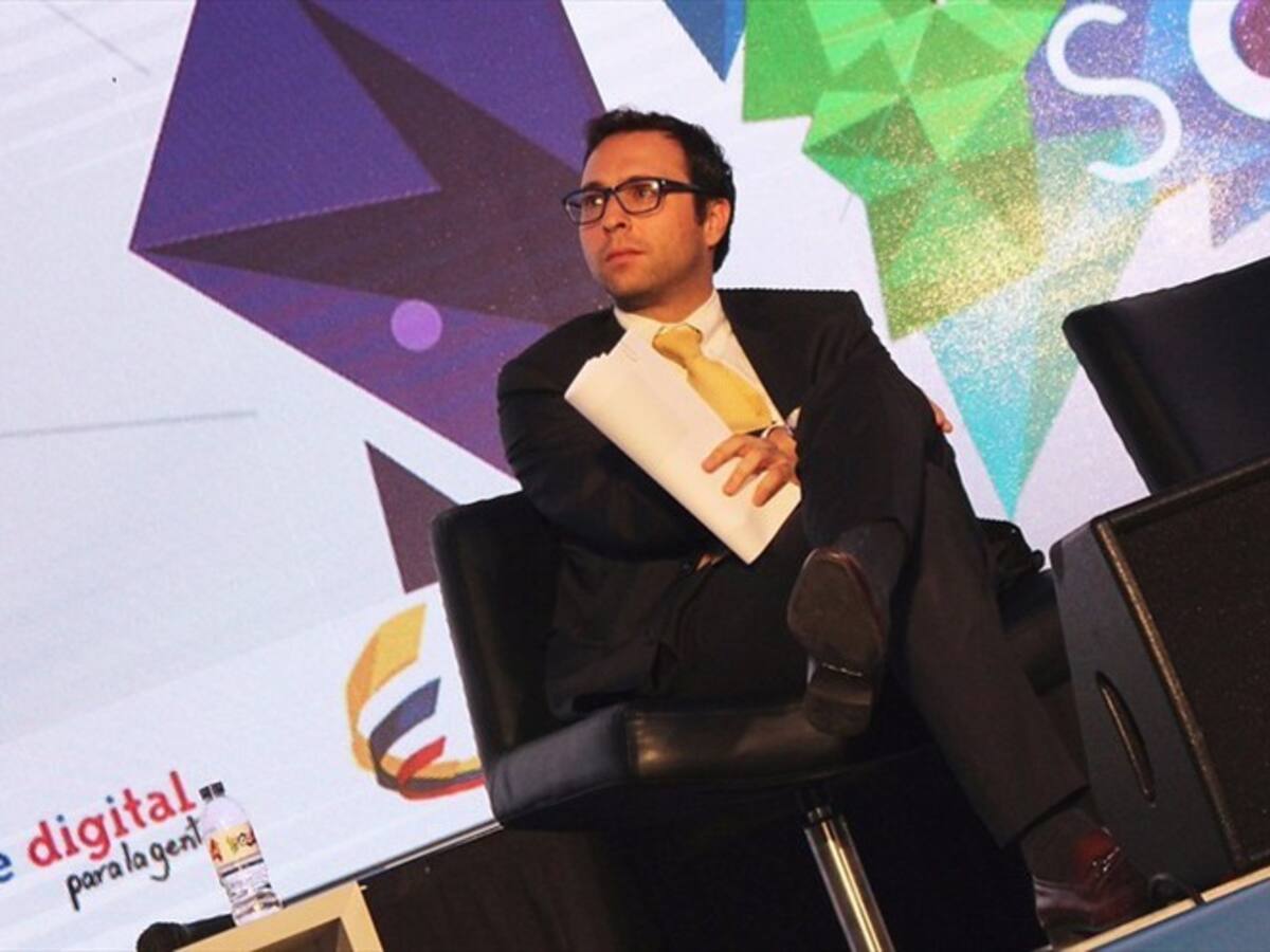 "Lo único que no se puede ir de cuarentena es la transparencia": Cifuentes sobre vacuna