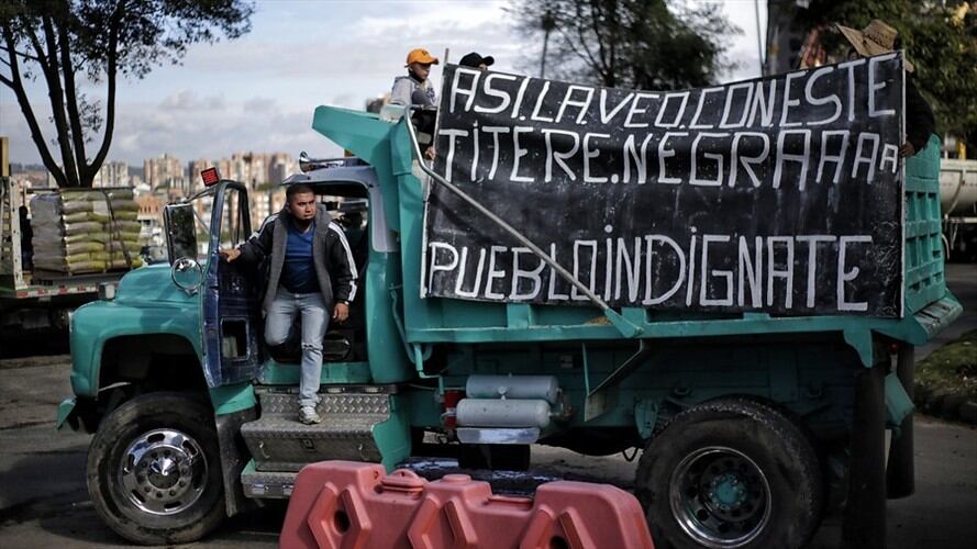 Por no dejar de usar los celulares, no se pudo realizar reunión entre Mintransporte y camioneros. Foto: Colprensa