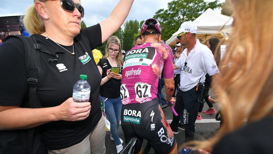 Con el pantalón desgarrado, dejando ver heridas en el costado derecho, Ackermann se levantó para retomar la bicicleta y superar la línea de meta. Foto: Getty Images