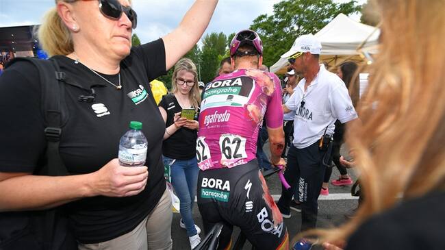 Con el pantalón desgarrado, dejando ver heridas en el costado derecho, Ackermann se levantó para retomar la bicicleta y superar la línea de meta. Foto: Getty Images