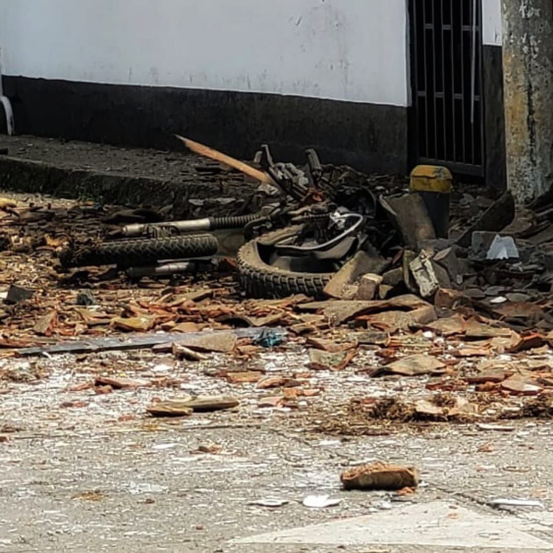 La moto bomba afectó la fachada de la casa cural de la localidad. Crédito: Policía Cauca. 