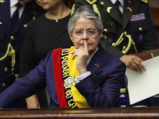 AME9164. QUITO (ECUADOR), 30/11/2023.- Fotografía de archivo fechada el 23 de noviembre de 2023 del expresidente de Ecuador Guillermo Lasso (i) durante la ceremonia de investidura del mandatario entrante, Daniel Noboa, en Quito (Ecuador). La Asamblea Nacional (Parlamento) de Ecuador declaró este jueves responsable del delito de peculado (malversación) al expresidente Guillermo Lasso (2021-2023) en la votación final del juicio político que el entonces mandatario interrumpió hace seis meses al disolver la cámara y forzar la convocatoria de elecciones generales extraordinarias. Tras reinstalarse después de los comicios, la Asamblea siguió adelante con el juicio político pese a que ya no había opción de destituir a Lasso, que dejó el cargo hace una semana a su sucesor, Daniel Noboa, el joven empresario de 35 años que ganó las elecciones presidenciales derivadas de la 'muerte cruzada' con la que él evitó su posible destitución. EFE/ José Jácome ARCHIVO