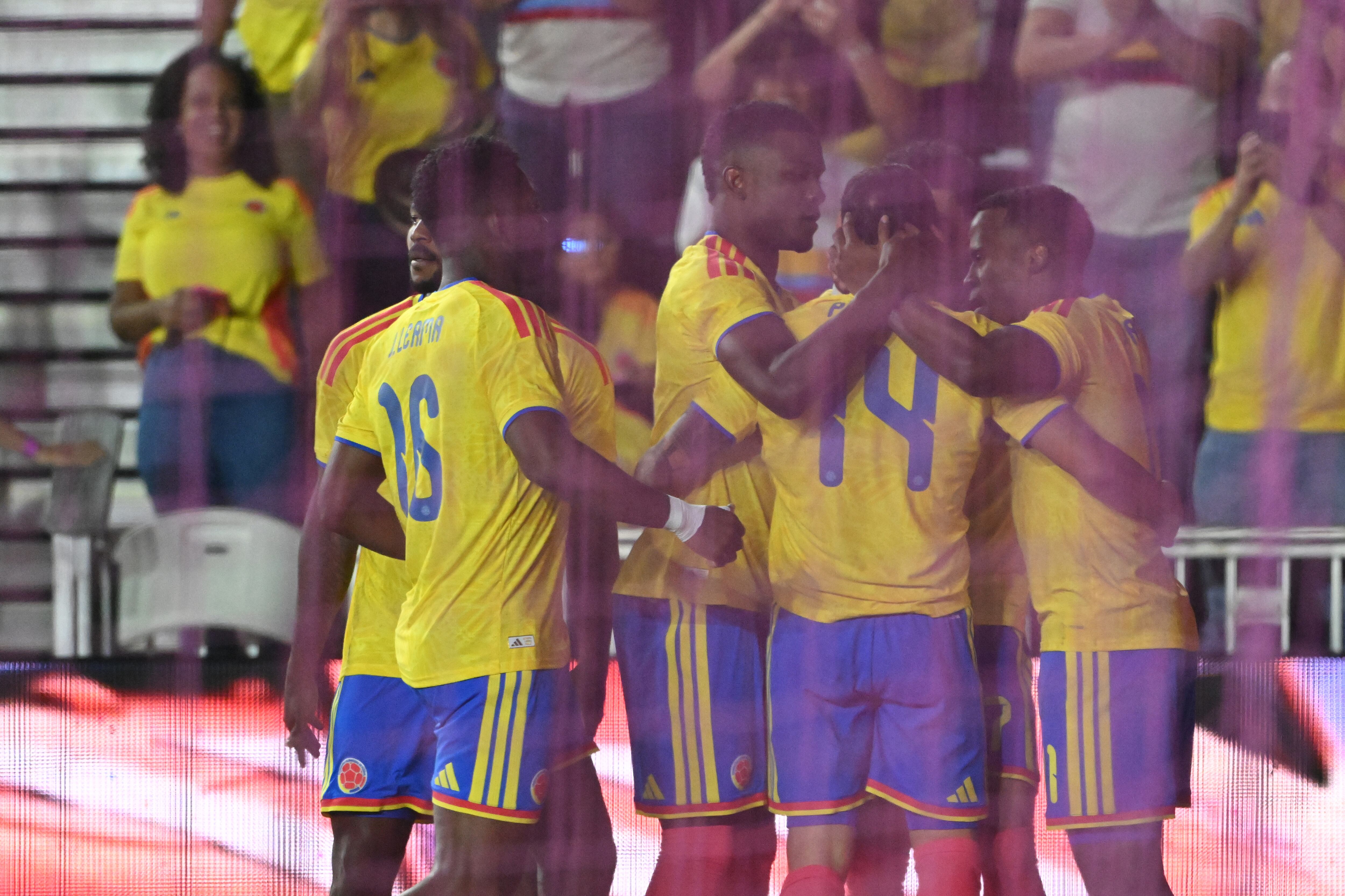 AME9457. FORT LAUDERDALE (ESTADOS UNIDOS), 15/11/2025.- Jugadores de Colombia celebran un gol este sábado, en un partido amistoso entre las selecciones de Colombia y Nueva Zelanda en el Chase Stadium, en Fort Lauderdale (Estados Unidos). EFE/ Giorgio Viera