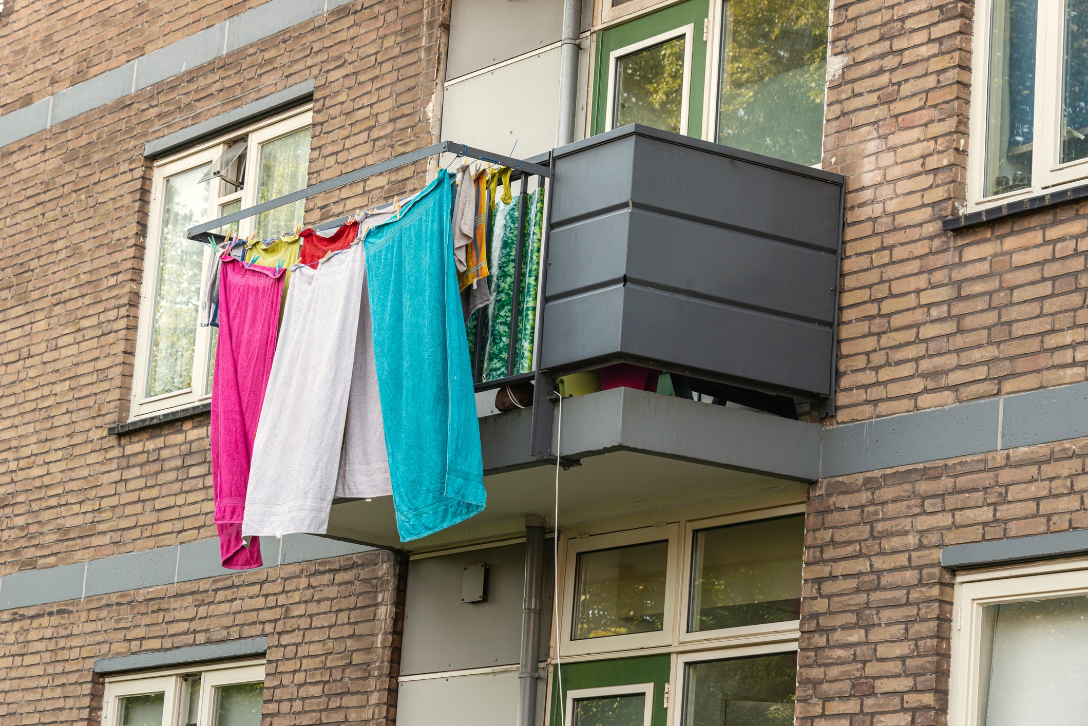 Imagen de referencia de ropa colgada en balcón. Foto: Getty Images.