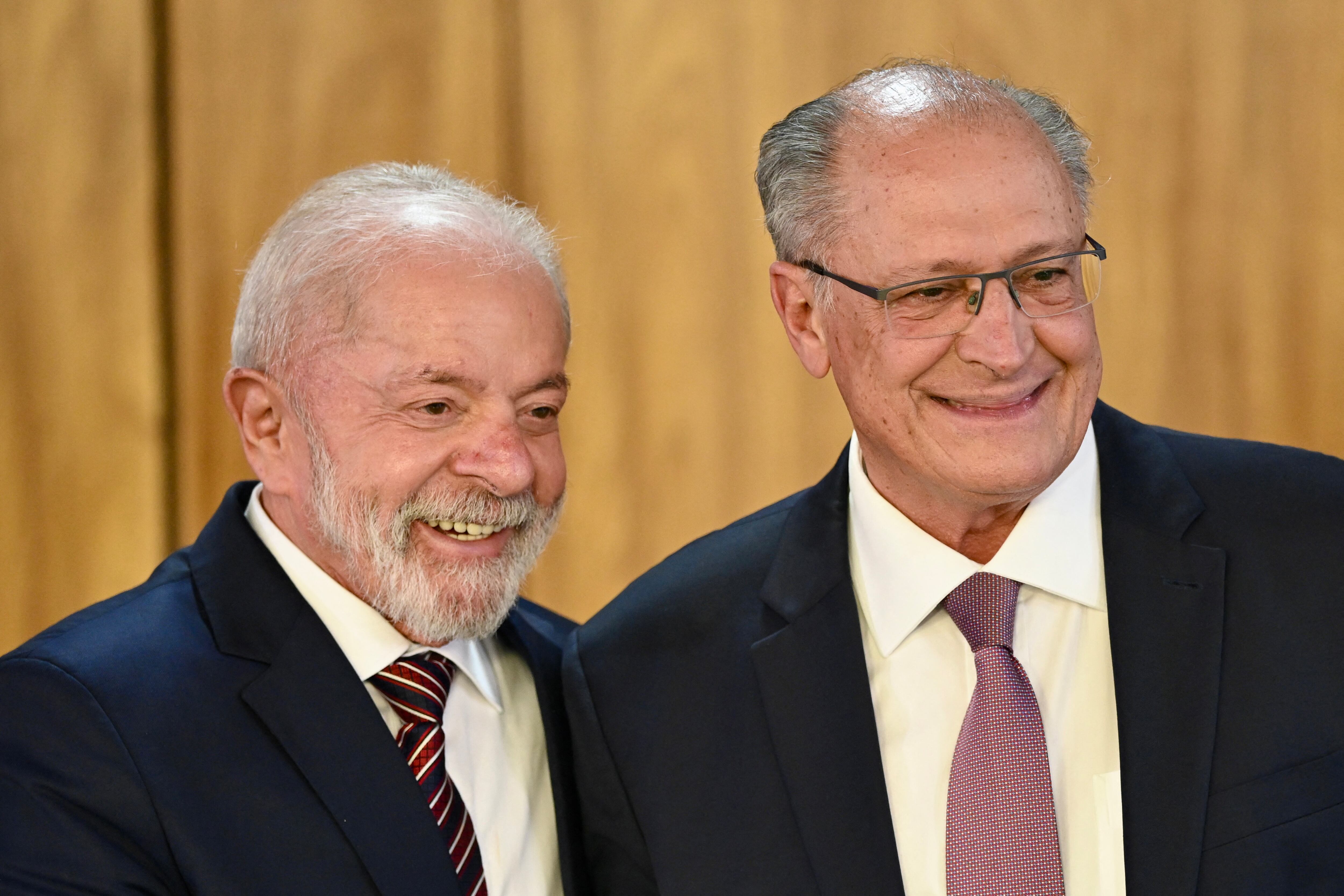 El presidente de Brasil, Luiz Inácio Lula da Silva (izquierda), y el vicepresidente y ministro de Industria y Comercio de Brasil, Geraldo Alckmin, sonríen durante la firma de la nueva ley de incentivos a la exportación en el Palacio Planalto, en Brasilia, el 28 de julio de 2025. FOTO: EVARISTO SA vía Getty Images