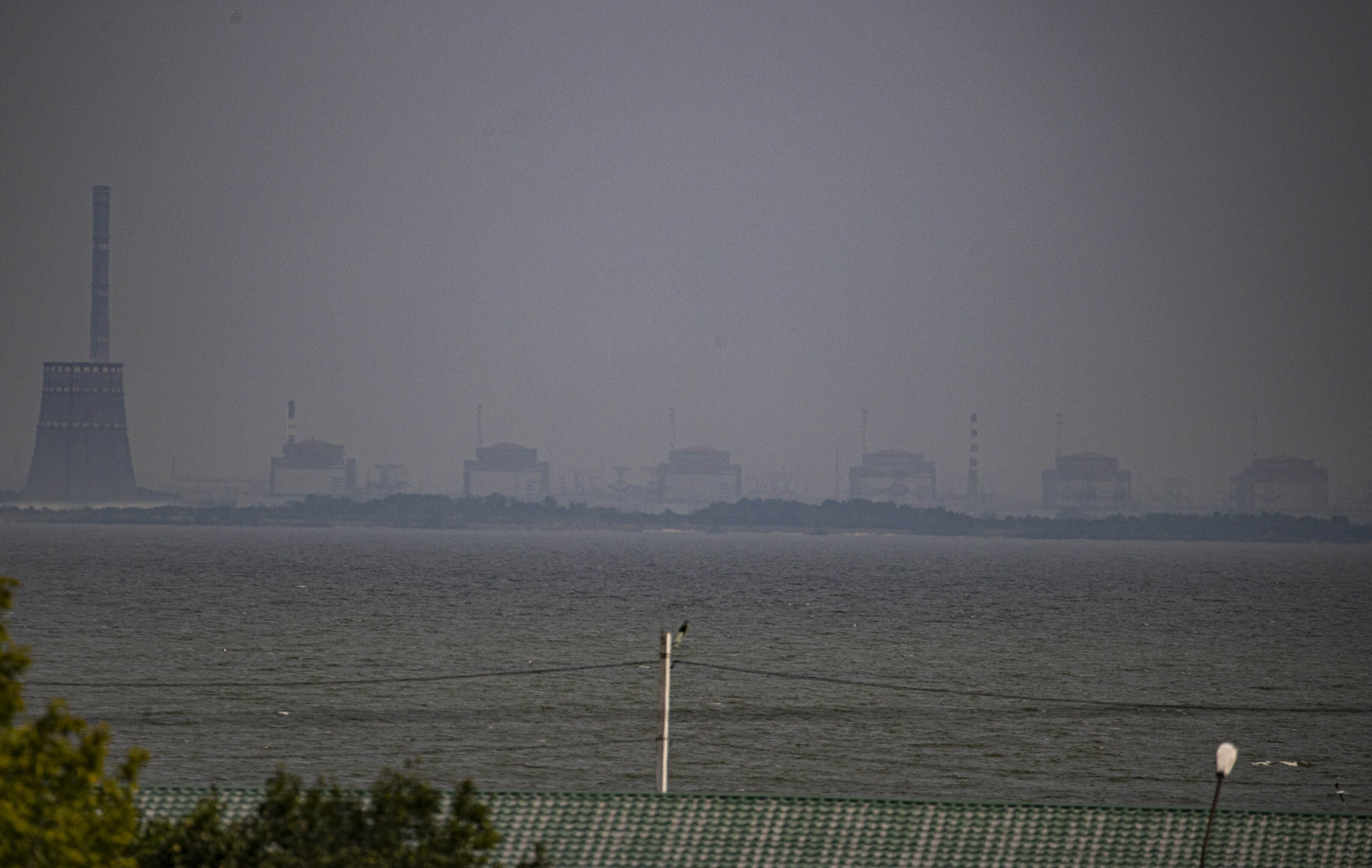 Vista de la central de Zaporizhzia, Ucrania. Foto: Metin Aktas / Anadolu Agency vía Getty Images