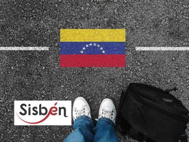 Un hombre migrante de pie al frente de la bandera de Venezuela. Encima el logo del Sisbén (Fotos vía GettyImages y redes sociales)