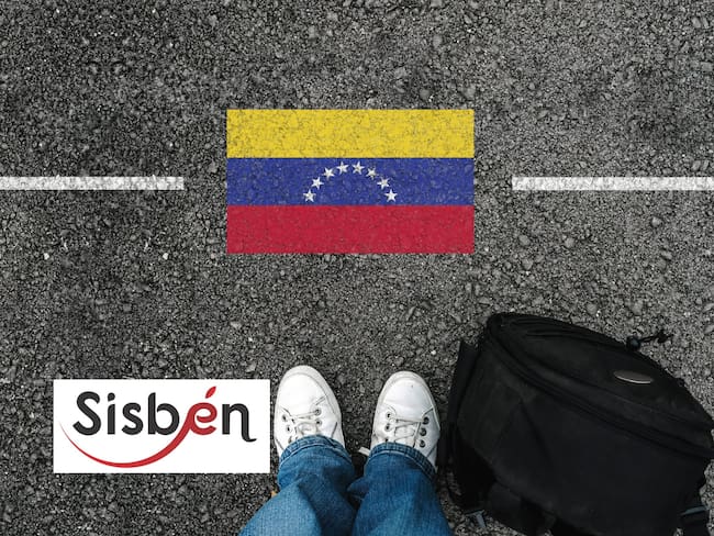 Un hombre migrante de pie al frente de la bandera de Venezuela. Encima el logo del Sisbén (Fotos vía GettyImages y redes sociales)