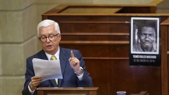 Jorge Enrique Robledo, vocero de la oposición haciendo derecho de la réplica tras discurso de Duque. Foto: Colprensa