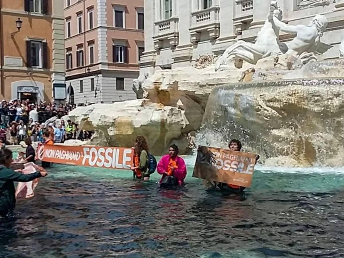 Justicia italiana investiga a los activistas que tiñeron de negro la Fontana di Trevi