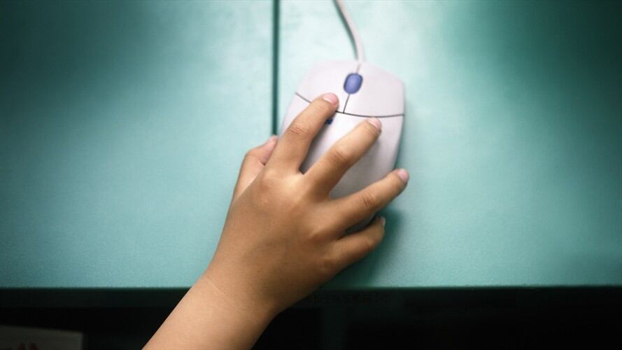 Imagen de referencia de un niño utilizando un computador. Foto: Getty Images / Michael Prince