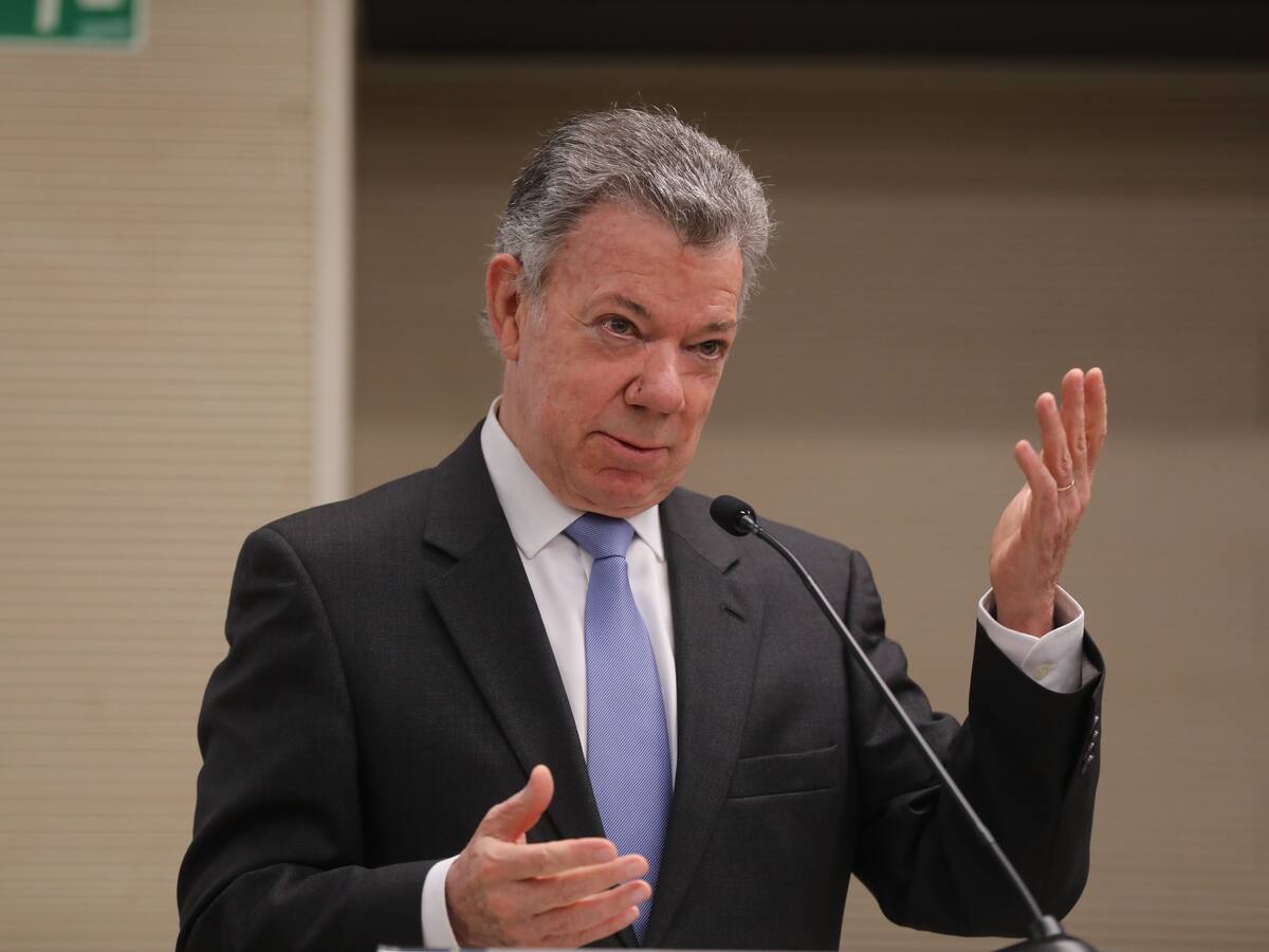 La razón por la que Juan Manuel Santos no logró abordar avión hacia Colombia